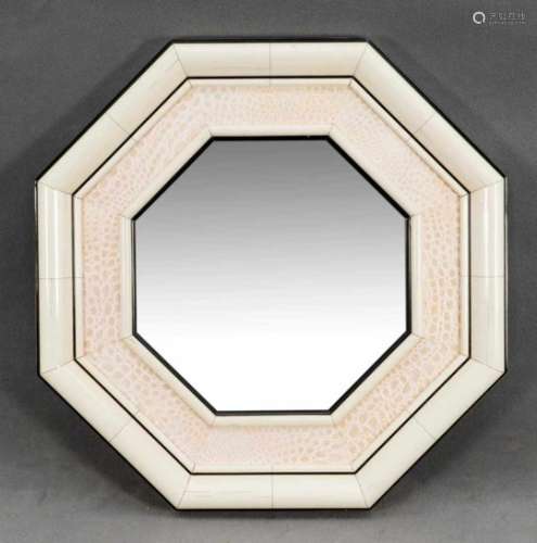 Oktogonaler Designer-Wandspiegel, 2. H. 20. Jh., profilierter Rahmen mit Beinsegmentenbelegt und