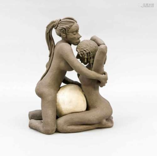 Skulptur zweier Frauen, 20. Jh., Steingut-Keramik mit dunkelbrauner Glasur, 2Afrikanerinnen (?) sich