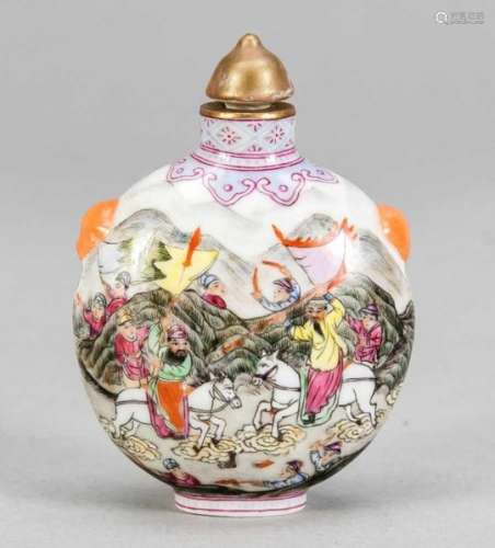 Moonflask snuft bottle, China, probably 19th century. Circular painting in famille rosewith