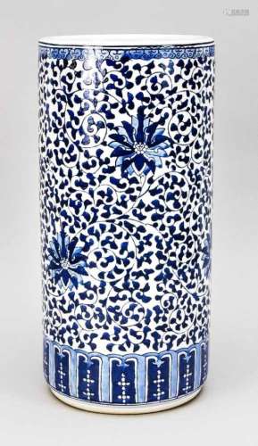 Floor vase / umbrella stand, China, 20th century, cylindrical shape with a beaded lip rim.All-