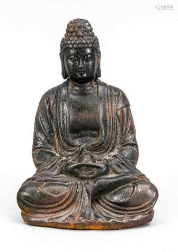 Buddha, China, 19./20. Jh., Eisen. Im Padmasana mit im Schoß zusammengelegten Händen, einGefäß