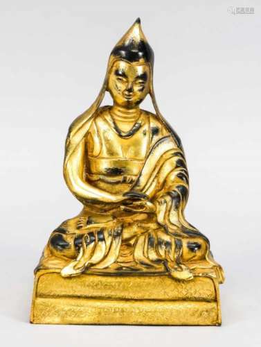 Tsongkhapa, Tibet, wohl 19. Jh., Bronze, vergoldet. Im Padmasana auf einem rechteckigen,leicht