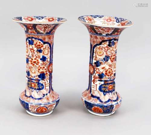 Paar Imari-Vasen, Japan, 19. Jh., Stangenvasen mit geribbter Wandung und ausgestellterMündung.