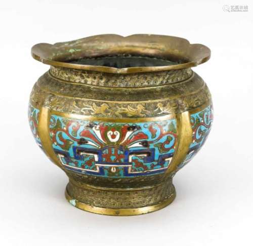 Cloisonné-Cachepot, China, Ende 19. Jh., vierfach gelappter Bronzekorpus in Reliefornamentiert.