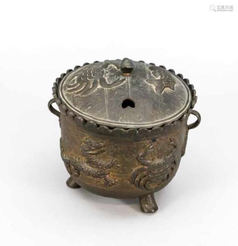 Deckeldose/Koro, wohl China, Bronze mit Restvergoldung. Rundes Gefäß auf 3 Füßen,Außenwandung mit