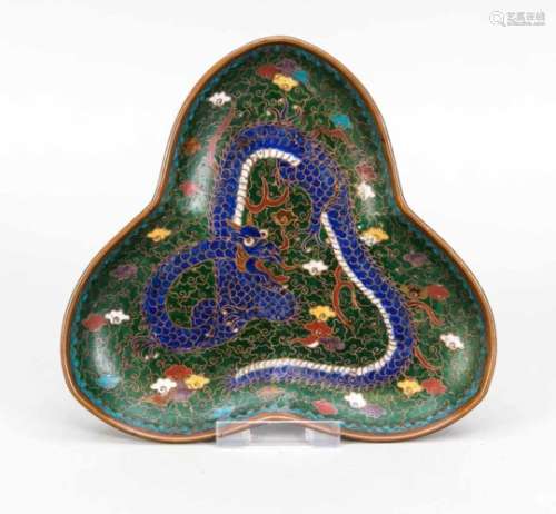 Cloisonné-Schale, China, 19. Jh., Bronze, polychromer Zellenschmelz. Dreipassige Form mitblauem