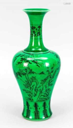 Vase, China, 19./20. Jh., geschulterte Form mit Trompetenhals. Dekor in schwarz mit Pinie,Felsen,
