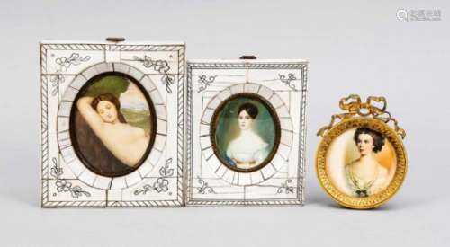 3 Miniaturen, 19./20. Jh., Damenportraits: 2 x in rechteckigen Beinrahmen mit geschwärztemRitzdekor,