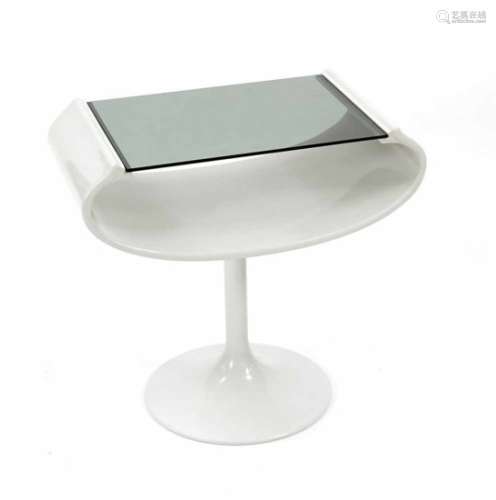 Kleiner Designertisch, 20. Jh., Kunststoff und gelacktes Metall, grünliche Glasplatte, 53x 58 x 31