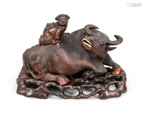 Hartholzschnitzerei eines Wasserbüffels, China, 1. H. 20. Jh. Liegender Büffel mit einemJungen auf