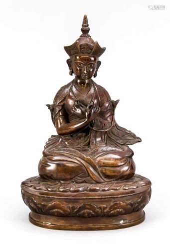 Karmapa, Bronze, Tibet, wohl 19. Jh., im Padmasana auf Lotusthron sitzend, die Hände zueinem Mudra