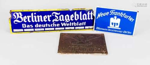 3 historische Werbeschilder: 1 x Berliner Tageblatt, um 1920, Ränder stärker korrodiert(50 x 14 cm).