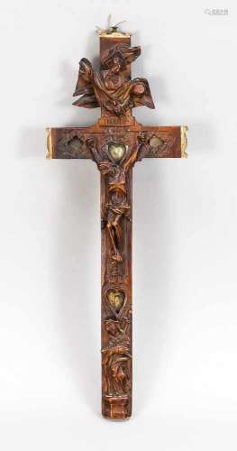 Kruzifix/Reliquienkreuz, um 1800. Holzkreuz, reich beschnitzt, an den Enden mitHornauflage. Mit