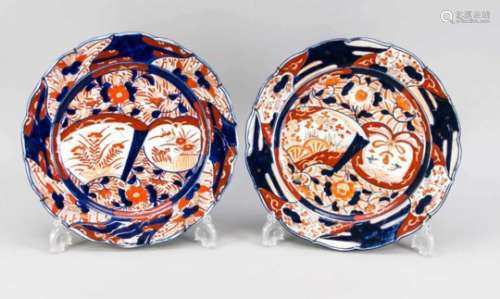 2 Imari-Teller, Japan, 19. Jh., stiltypischer Dekor in Kobaltblau, Eisenrot und ein wenigGrün mit