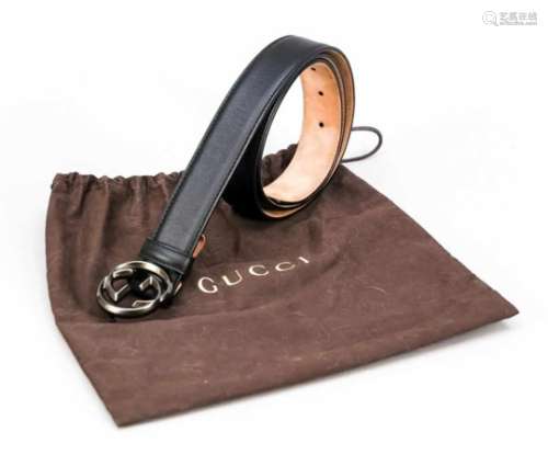 Ledergürtel von Gucci, Italien, 21. Jh. Außenseite mit schwarzem Kalbsleder,Monogramm-Schnalle. Im