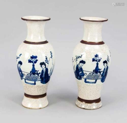 Paar Vasen, China, um 1900. Leicht geschulterte Form mit kurzem Trompetenhals. Crème-weißeGlasur mit