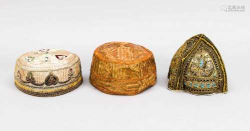 3 orientalische/nordafrikanische Kopfbedeckungen, wohl Mitte 20. Jh., mit bunten undmonochromen