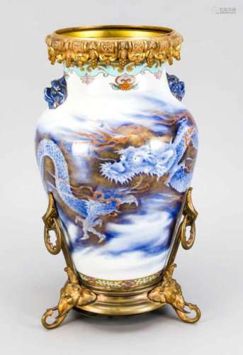 Drachenvase mit Cachepot-Bronzemontierung, Japan, Ende 19. Jh. (Meiji). Leichtgeschulterte Vase