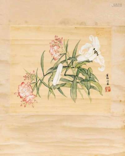 Rollbild, China, polychrome Malerei auf Seide. Blumen, Kalligrafie, Künstlerzeichen.Leicht