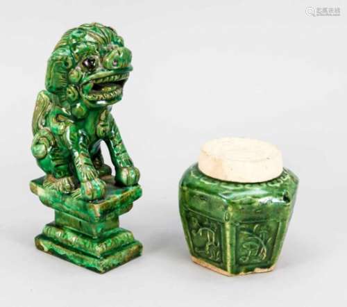 2 Teile Keramik mit grüner Überlaufglasur, China, 20. Jh. 1 x Tempelwächter auf Sockel (H.22 cm),