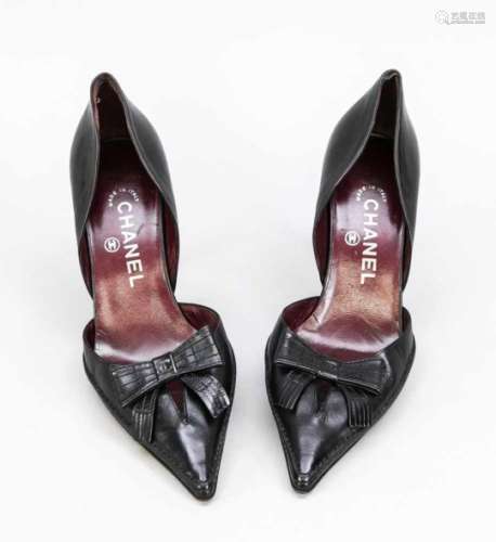 Paar heiße Heels von Chanel, Italien, wohl 80er Jahre. Schwarzes Leder, vorne spitzzulaufend mit