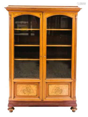 Vitrinen-/Bücherschrank um 1890, Nussbaum massiv/furniert, zwei verglaste Türen flankiertvon