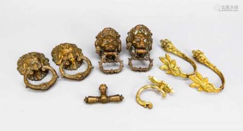 Konvolut Messing/Bronze/Metall vergoldet, bestehend aus 4 Türklopfern an Löwenmasken (bisH. 16