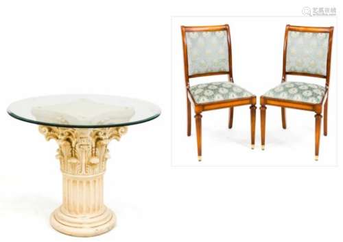 Dekorativer Tisch mit 2 Stühle, 20. Jh., Tisch elfenbeinfarbenes Terracotta, Fuß inGestalt eines