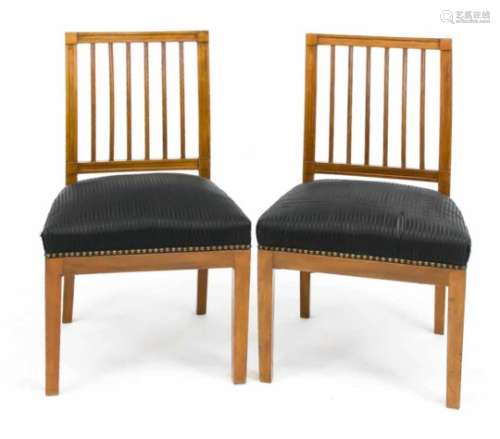 Satz von zwei Stühlen um 1930, Nussbaum massiv, Provenienz laut Einlieferer aus derReichskanzlei
