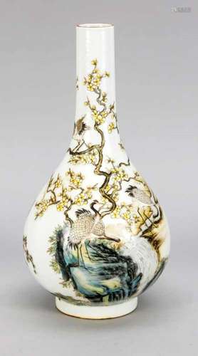 Famille-Rose-Vase, China, 19./20. Jh., umlaufend dekoriert mit Kranichen zwischen Felsenund