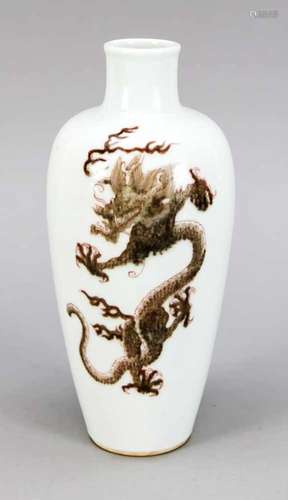 Drachenvase, China, 20. Jh. AUf dem Korpus 2 sich windende Drachen in Kupferrot, unter demBoden eine