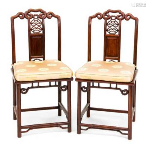 Paar asiatische Stühle, 20. Jh., Mahagoni massiv, landestypisch beschnitzt, losesSitzpolster, 96 x