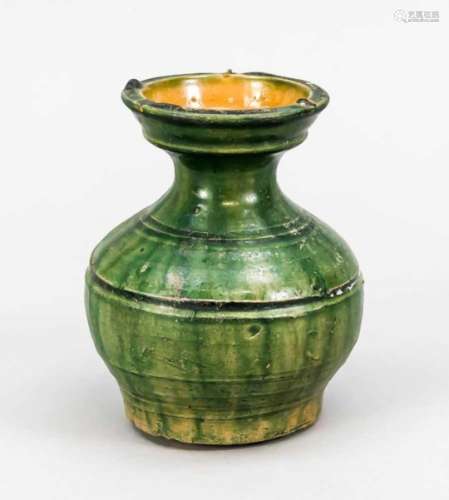 Kleine Vase, China, Han-zeitlich. Bauchiger Korpus auf 3 kleinen Füßchen, kurzer Hals