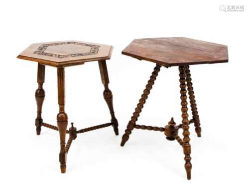 Zwei Tische mit hexagonalen Tischplatten um 1900, Eiche massiv, gedrechselte Gestellkonisch