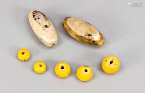 6 Perlen, Indonesien, 18. Jh. 5 in leuchtendem Gelb (D. bis 2 cm), 2 große ovale in Graumit