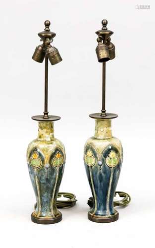 Paar Lampen mit Vasenfüßen, um 1900. Als Lampen montierte Balustervasen aus Keramik mitornamental-