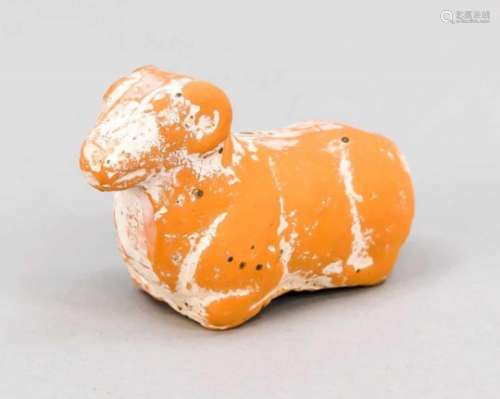 Kleine Tierfigur (Schafbock) aus Ton, China, Tang-zeitlich. In hockender Stellung. In
