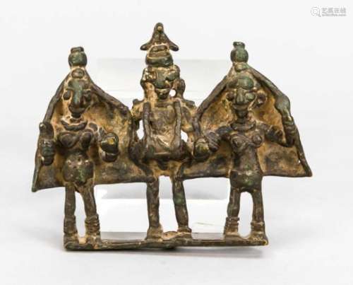 Darstellung von 3 Gottheiten, Südindien, 18. Jh., Bronze. Auf gemeinsamer Plinthenebeneinander und