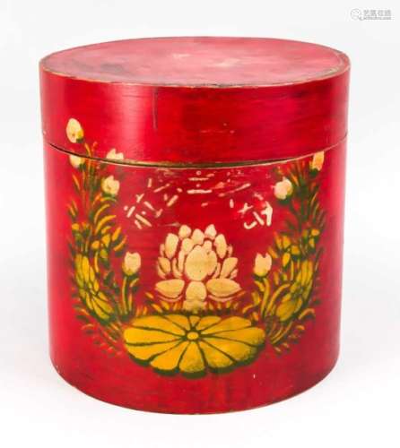 Hutschachtel, China, um 1900. Zylindrische Deckelbox, Holz mit rotem Lack, leicht ber., H.29 cm