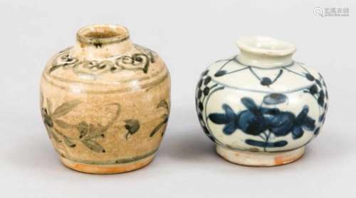Zwei Kleine Vasen. China, 15./16. & 18. Jh., beide umlaufend florl dekoriert inUnterglasur-Blau (