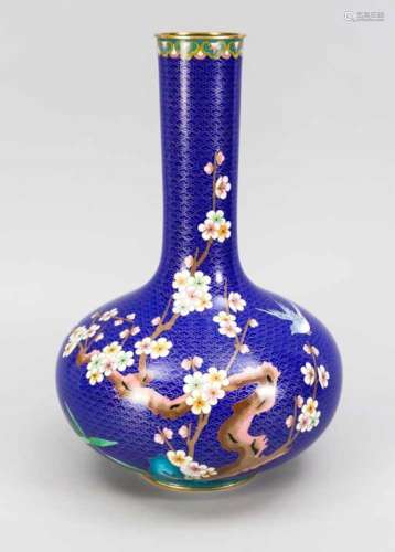 Große Cloisonné-Vase, China, 20. Jh., Vögel und Blumen auf blauem Grund, stilisierteWolkenbänder, H.