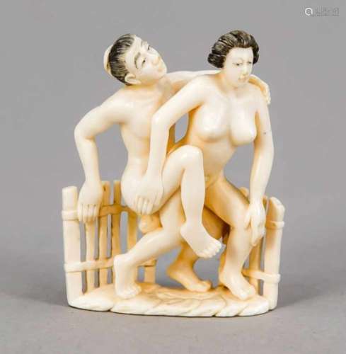 Kleines erotisches Okimono, Japan, um 1900. Elfenbeinschnitzerei eines Liebespaares amGartenzaun, H.