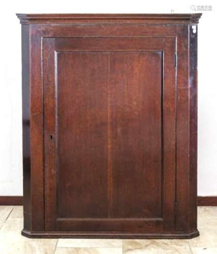 Hänge-Eckschrank, England um 1820, Eiche, 108 x 88 x 46 cm.- Das Möbel kann nicht inunseren Räumen