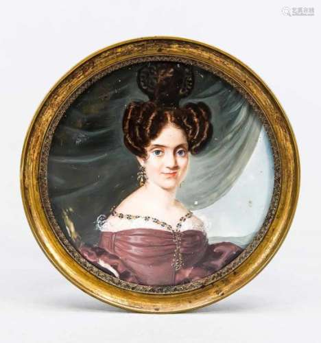 Miniatur Damenportrait, um 1830/40. Polychrome Ölmalerei auf Beinplatte. Rund gerahmthinter Glas