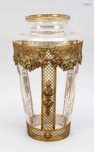 Große Empire-Vase, Frankreich, 19. Jh., geschulterter Glaskorpus mit Schliffdekor voneinem