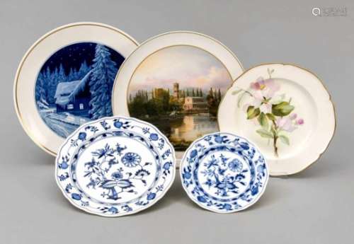 Five plates, 2 plates, Meissen, 19th century, onion pattern in underglaze blue, Ø 15 cm,chipped