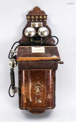 Historisches Wandtelefon, Schweden, um 1900. Auf dem Holzkorpus bez. 