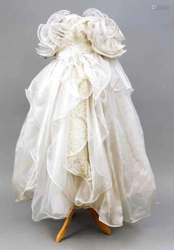 Ein Traum in Weiß, 1990er Jahre. Hochzeitskleid gerüscht und mit Perlenbesatz, ohne Bez.oder