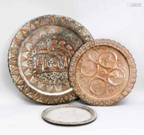 3 Metall-Tabletts, wohl orientalisch/nordafrikanisch, 1. H. 20. Jh.? Verziehrt mitgetriebenen