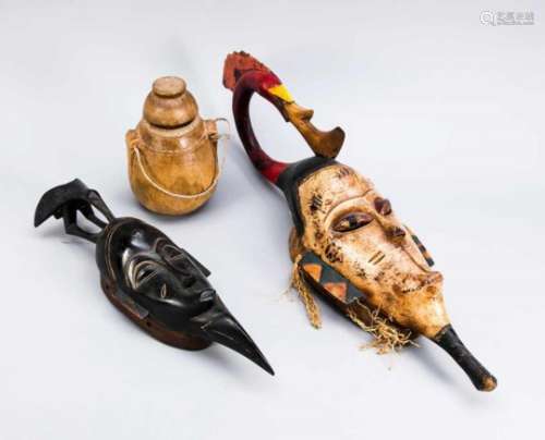 Zwei afrikanische Masken, Burkina Faso/Kamerun, wohl Mitte 20. Jh., Holz geschnitzt,einmal hell